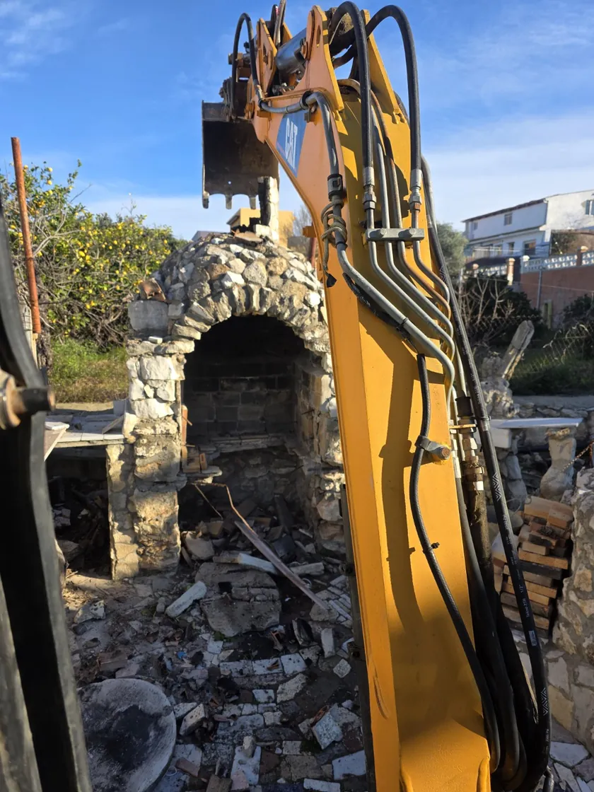 Demolición de estructura de piedra con maquinaria