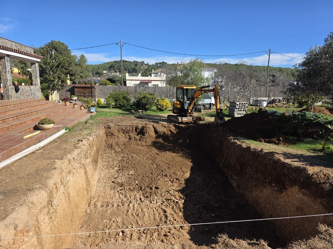 Excavación con máquina Caterpillar y zanja abierta